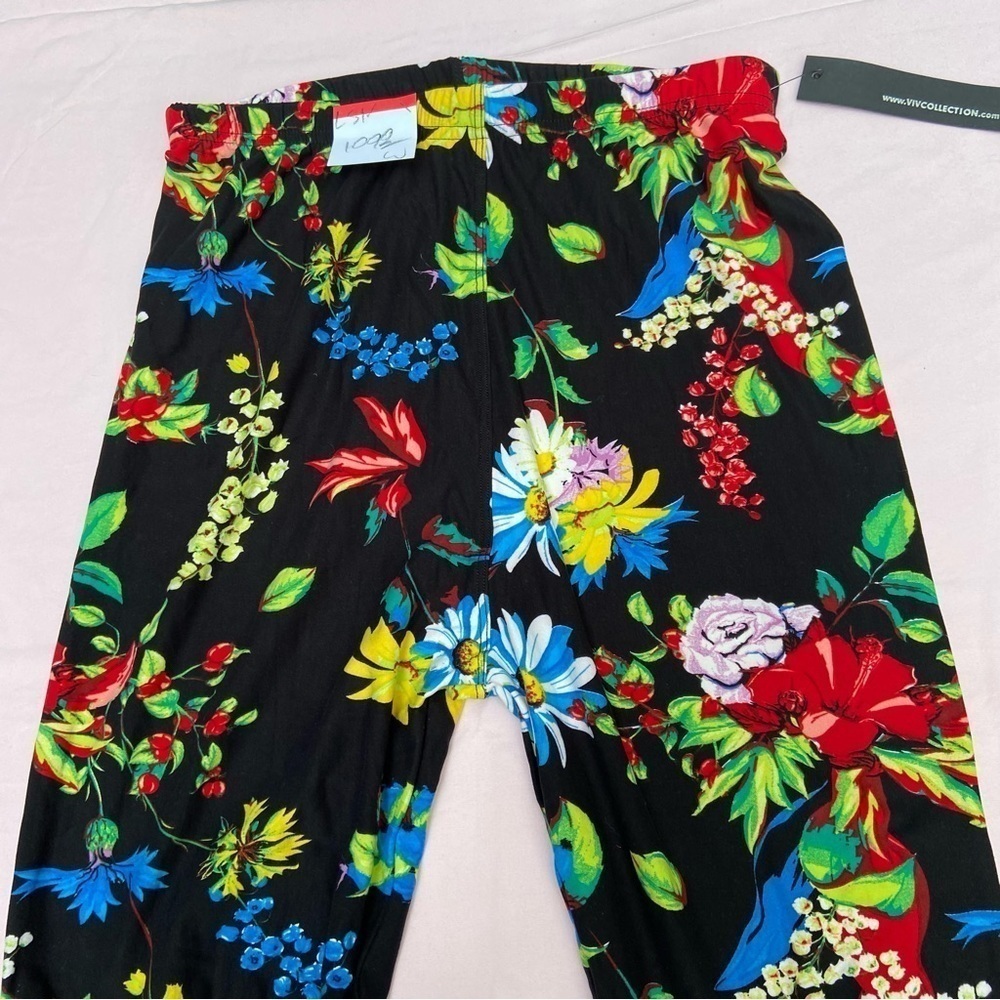 NWT Viv Collection stretch leggings. A burst of summer flowers brighten your day
